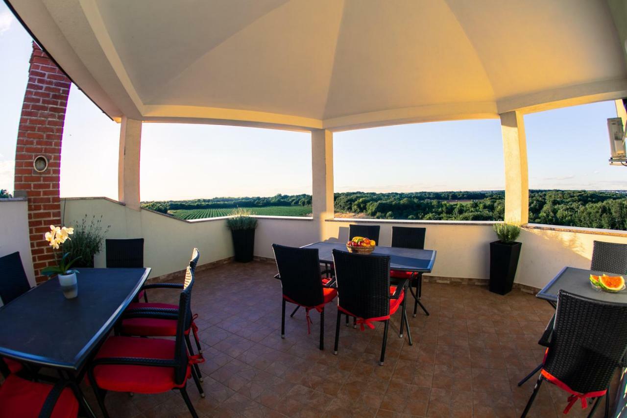 Amela Appartement Pula Buitenkant foto