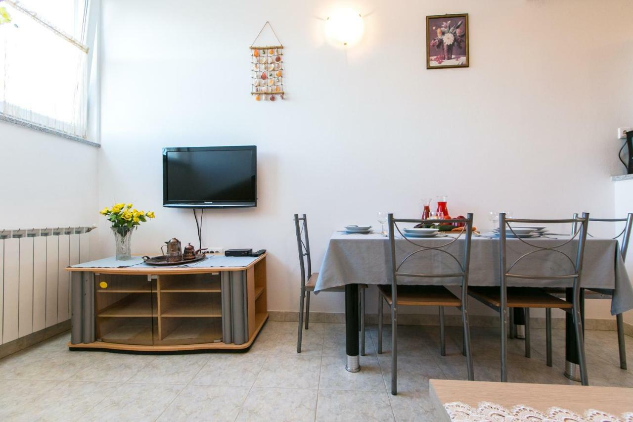 Amela Appartement Pula Buitenkant foto