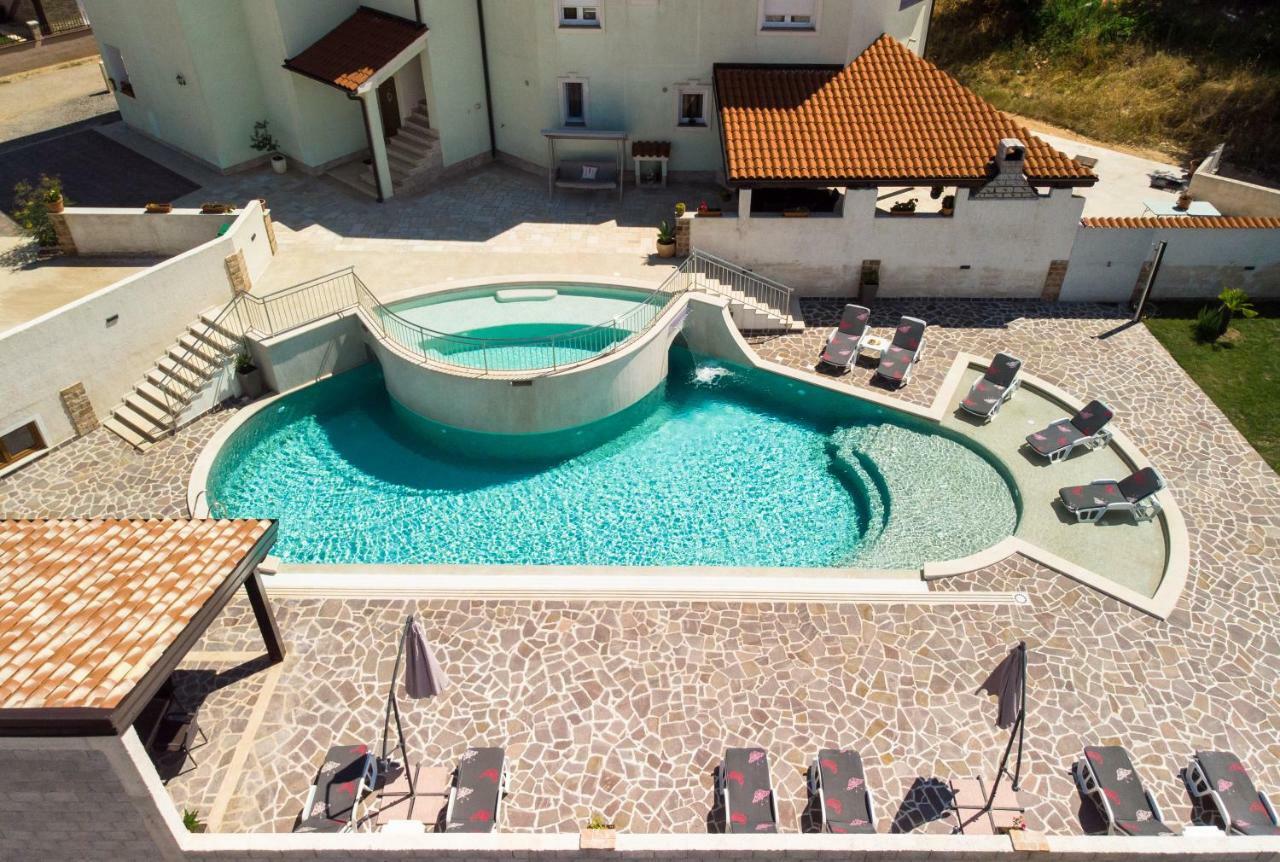 Amela Appartement Pula Buitenkant foto