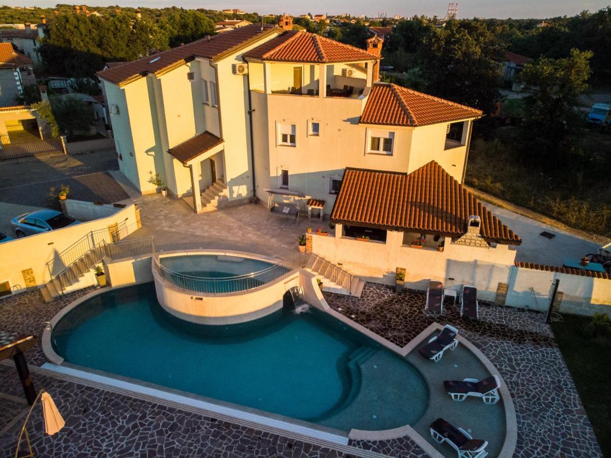Amela Appartement Pula Buitenkant foto