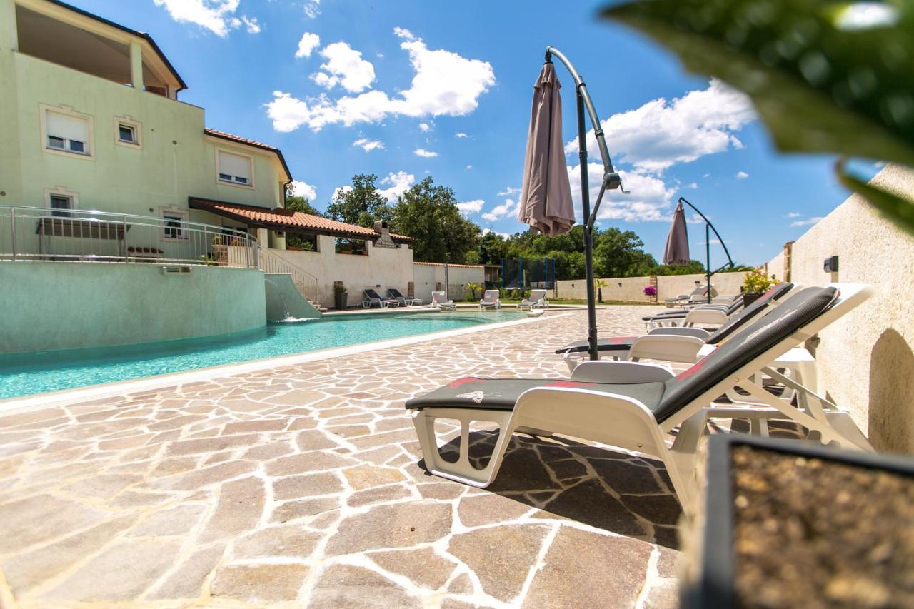 Amela Appartement Pula Buitenkant foto
